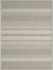 Rechteckiger Teppich in Beige und Creme mit gewebten Streifen und geometrischen Ethno-Mustern, Draufsicht von oben auf das gesamte Produkt