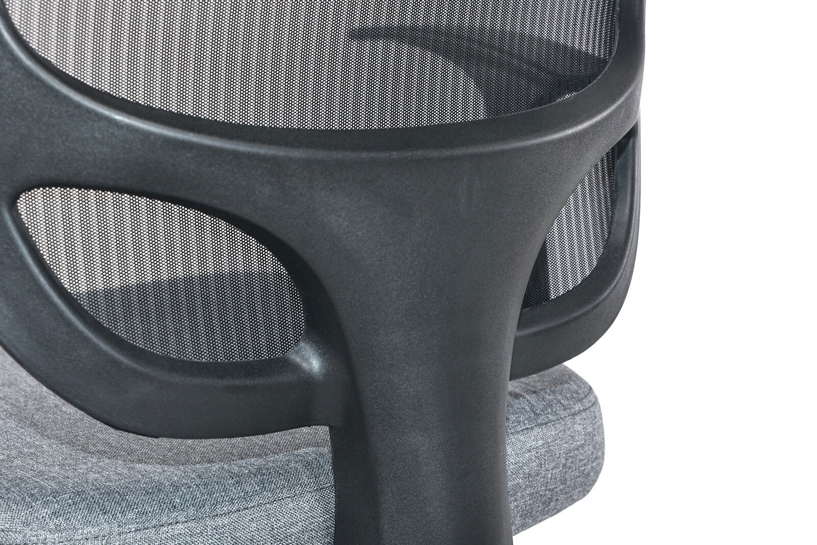 Nahaufnahme eines Drehstuhls mit schwarzer Netzrückenlehne und grauem Sitzpolster, seitliche Perspektive.