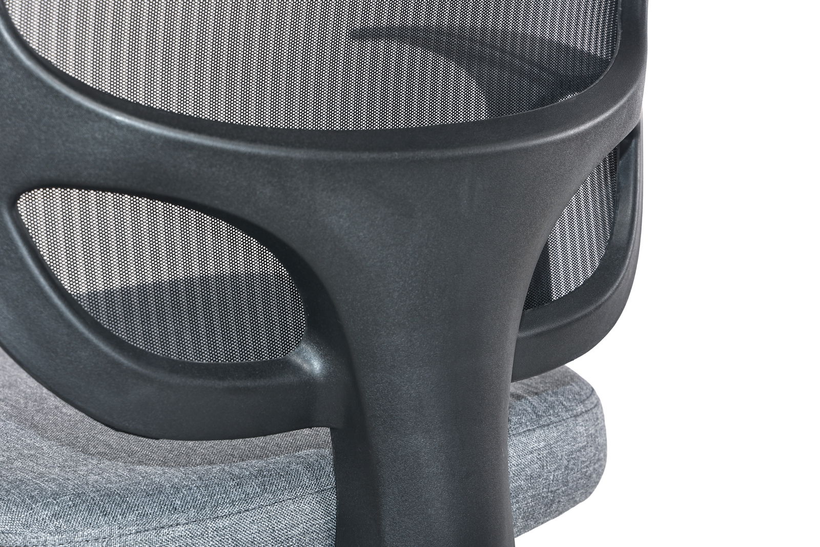 Nahaufnahme eines Drehstuhls mit schwarzer Netzrückenlehne und grauem Sitzpolster, seitliche Perspektive.