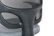 Close-up van een draaistoel met een zwarte rugleuning van gaas en een grijze zitting, gezien vanaf de zijkant.