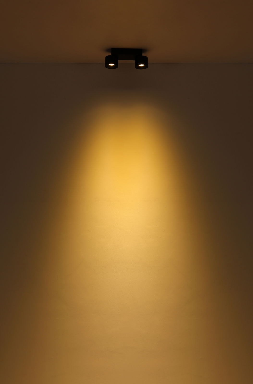 LED Strahler an der Decke mit warmem Lichtkegel, seitliche Perspektive