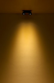 LED Strahler an der Decke mit warmem Lichtkegel, seitliche Perspektive