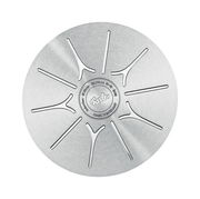 Ansicht von unten auf den Boden eines Edelstahltopfes mit Fissler-Logo und Induktionssymbolen, geeignet für Induktionsherde, Durchmesser 24 cm.