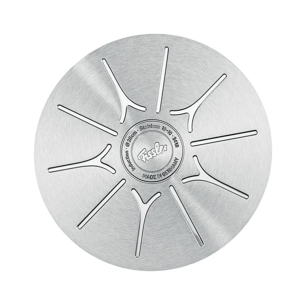 Ansicht von unten auf den Boden eines Edelstahltopfes mit Fissler-Logo und Induktionssymbolen, geeignet für Induktionsherde, Durchmesser 24 cm.