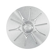 Ansicht von unten auf den Boden eines Edelstahltopfes mit Fissler-Logo und Induktionssymbolen, geeignet für Induktionsherde, Durchmesser 24 cm.