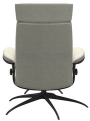 Rückansicht eines grauen Einzelsessels mit Kopfstütze und schwarzem Drehfuß.