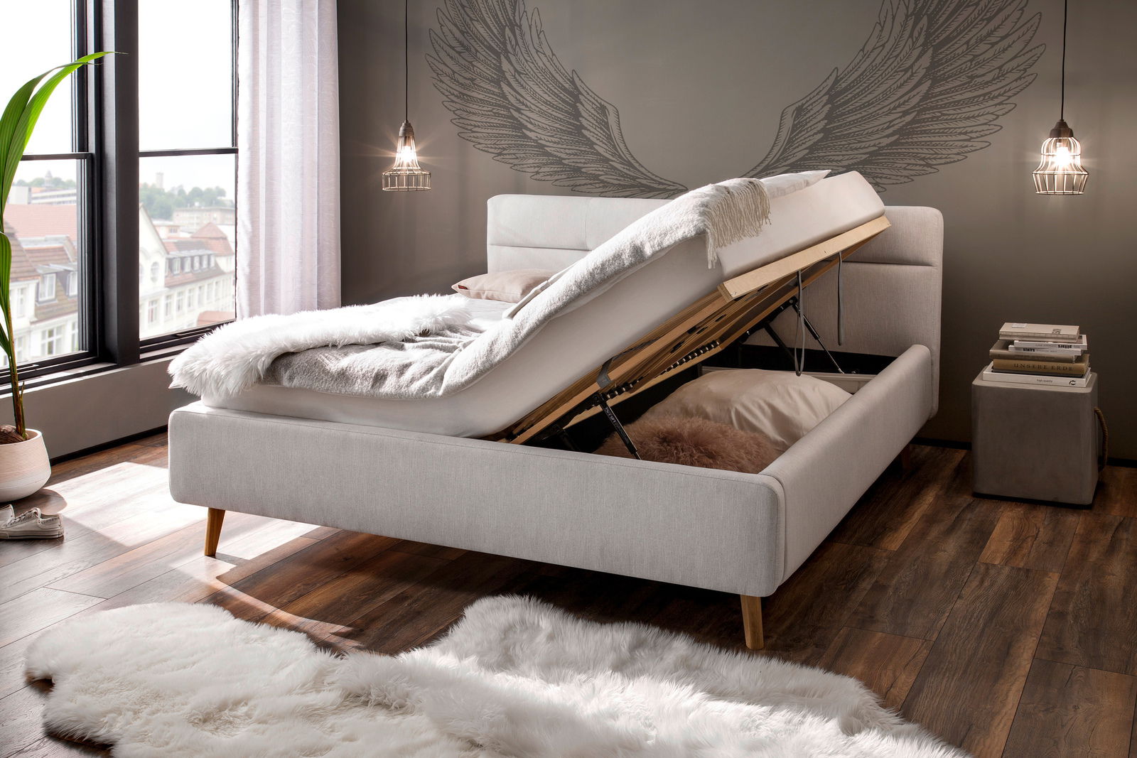 Modernes Polsterbett mit Stauraumfunktion, seitliche Perspektive, in einem stilvoll eingerichteten Schlafzimmer mit großen Fenstern und Holzboden.