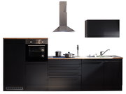 Moderne Küchenzeile in schwarzem Design mit Holzarbeitsplatte, bestehend aus einem Backofen, mehreren Schränken und einer Dunstabzugshaube. Frontale Ansicht.