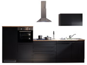 Moderne Küchenzeile in schwarzem Design mit Holzarbeitsplatte, bestehend aus einem Backofen, mehreren Schränken und einer Dunstabzugshaube. Frontale Ansicht.