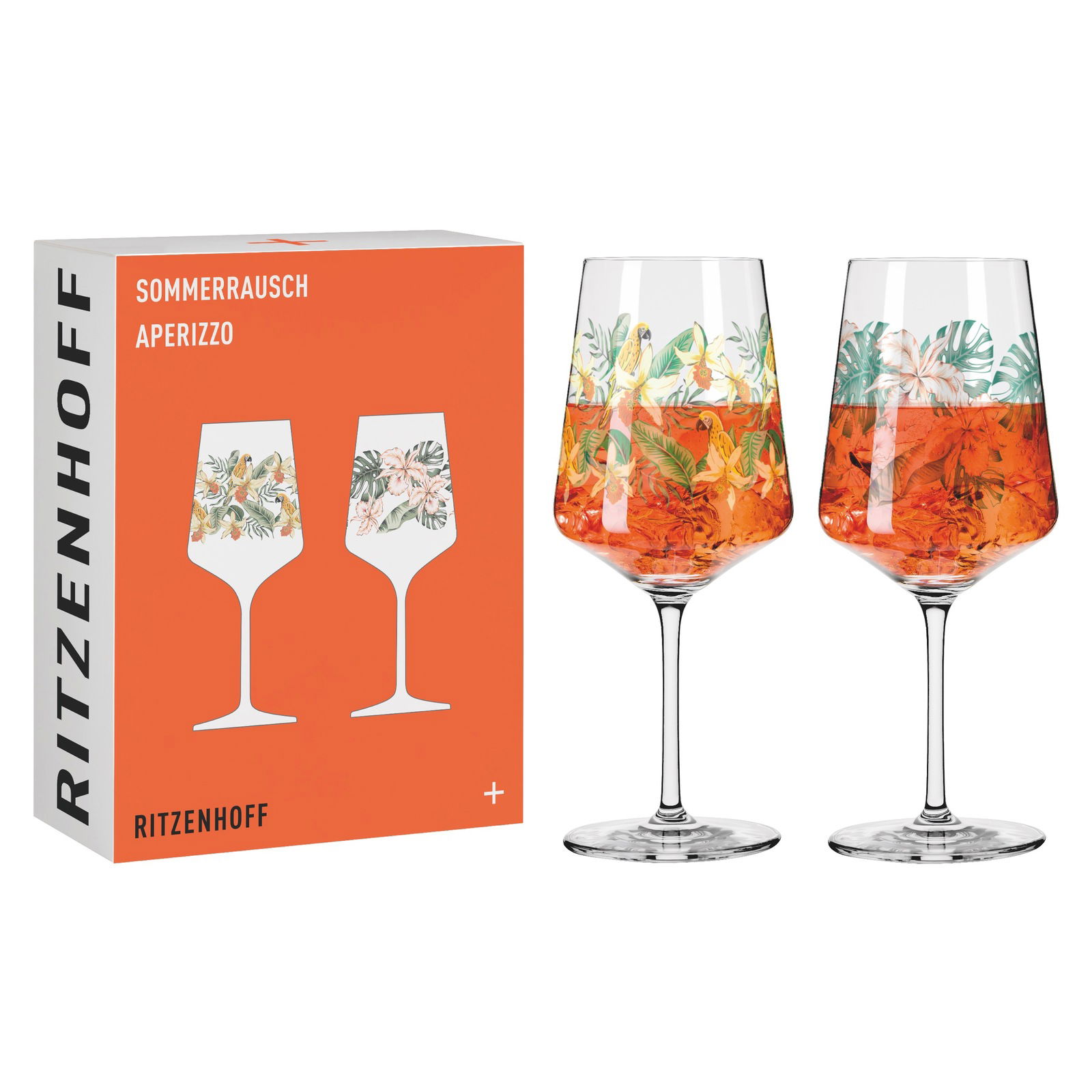 Zwei elegante Weingläser mit tropischem Blumen- und Papageienmuster, gefüllt mit einem orangefarbenen Getränk, neben einer orangefarbenen Verpackung mit der Aufschrift 'Ritzenhoff Sommerrausch Aperizzo'. Frontalansicht.