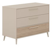 Breite Kommode mit zwei glatten Schubladen und einer unteren Schublade mit Holzoptik, seitliche Perspektive