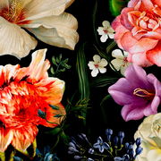 Nahaufnahme einer Wendebettwäsche mit lebendigem Blumenmuster auf dunklem Hintergrund, zeigt verschiedene Blüten in kräftigen Farben.