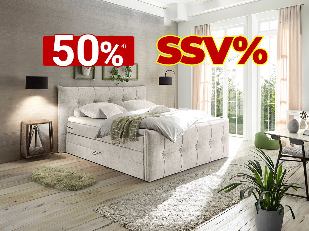 Helles Schlafzimmer mit gepolstertem Boxspringbett, Pflanzen und großem SSV%-Salehinweis.