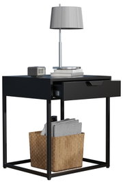 Schwarzer, moderner Nachttisch/Beistelltisch mit Metallgestell und ausziehbarer Schublade, darauf Tischlampe und Bücher, unten Korb mit Zeitschriften; Perspektive: frontale Ansicht leicht von rechts (3/4-Ansicht) vor weißem Hintergrund.