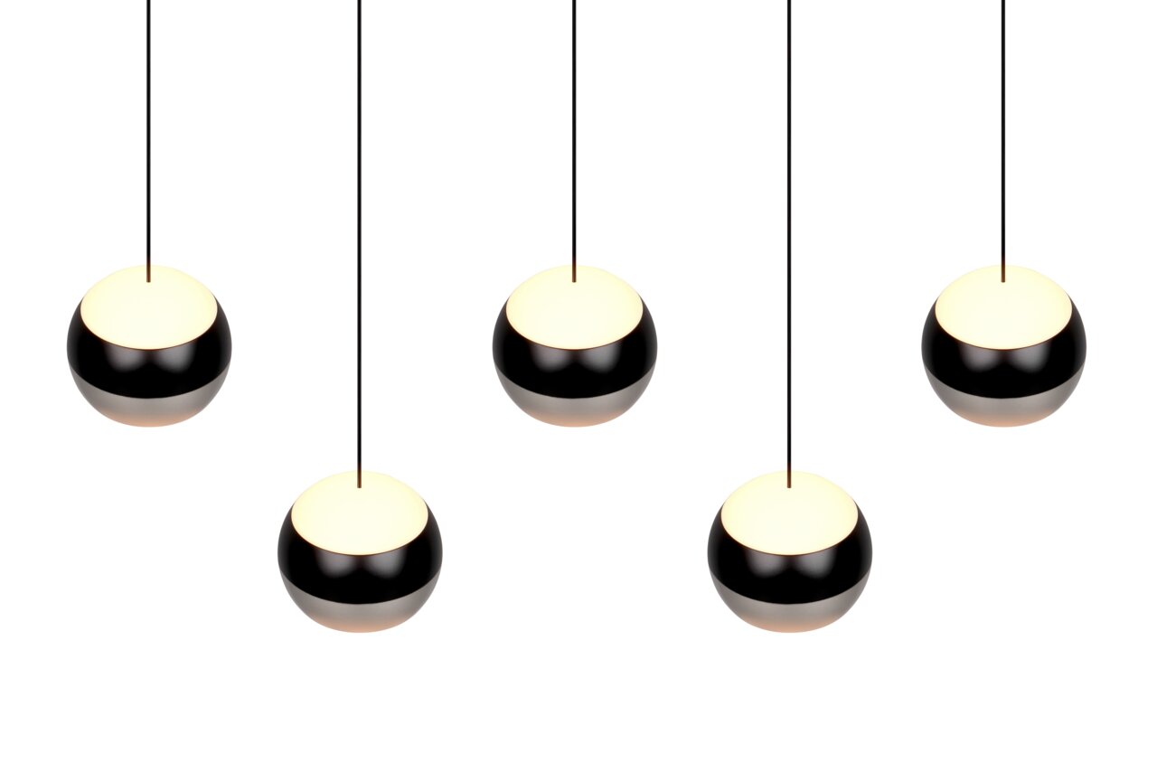 Fünf moderne, kugelförmige Pendelleuchten in Schwarz und Weiß, von unten betrachtet, mit gleichmäßigem Abstand zueinander.