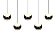 Fünf moderne, kugelförmige Pendelleuchten in Schwarz und Weiß, von unten betrachtet, mit gleichmäßigem Abstand zueinander.