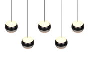 Fünf moderne, kugelförmige Pendelleuchten in Schwarz und Weiß, von unten betrachtet, mit gleichmäßigem Abstand zueinander.