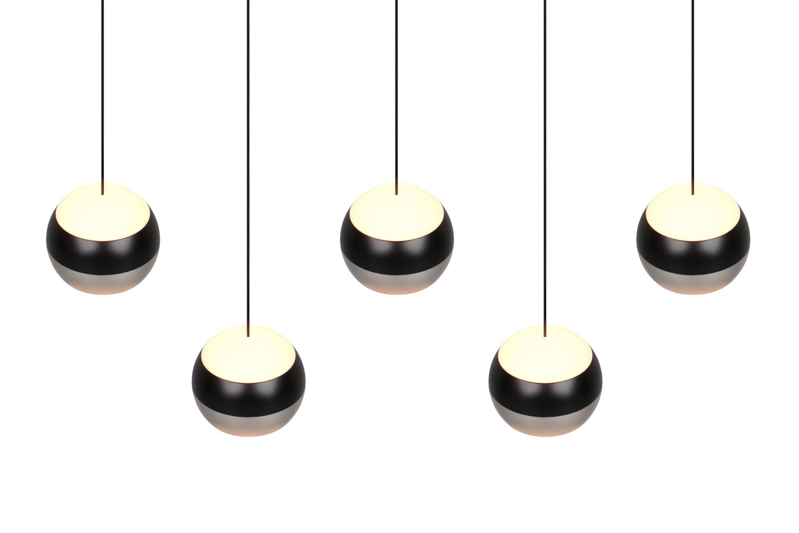 Fünf moderne, kugelförmige Pendelleuchten in Schwarz und Weiß, von unten betrachtet, mit gleichmäßigem Abstand zueinander.