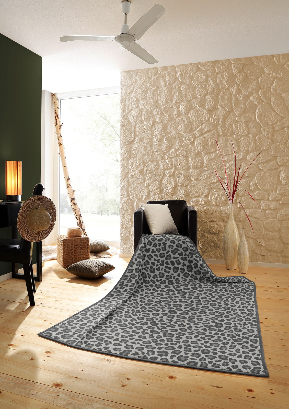 biederlack Wohndecke COTTON HOME Leopardengemusterte Wohndecke auf einem Holzfußboden in einem stilvoll eingerichteten Raum, Perspektive von vorne.