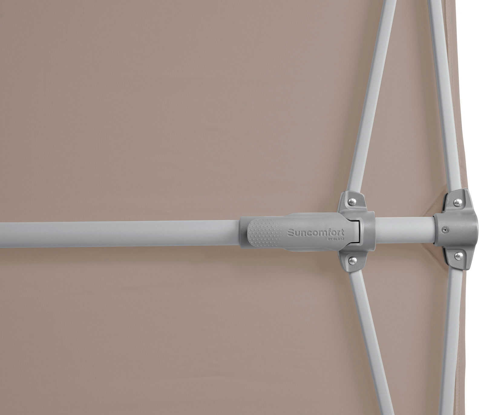 Nahaufnahme eines Sonnenschirms mit silbernem Gestänge und beigem Stoff, seitliche Perspektive.