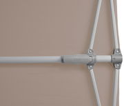 Nahaufnahme eines Sonnenschirms mit silbernem Gestänge und beigem Stoff, seitliche Perspektive.