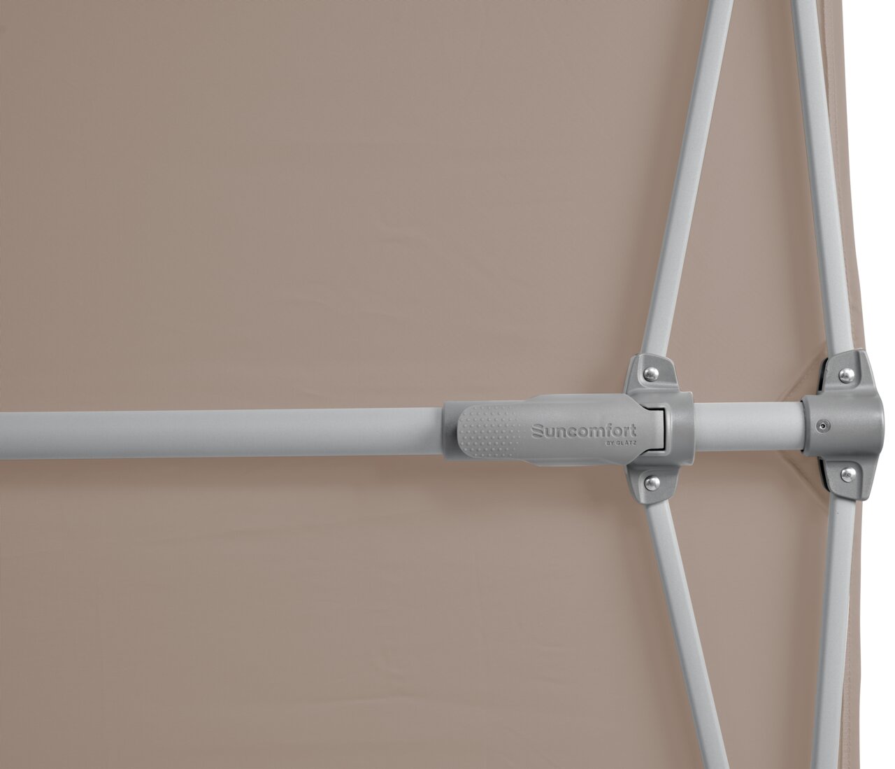 Nahaufnahme eines Sonnenschirms mit silbernem Gestänge und beigem Stoff, seitliche Perspektive.