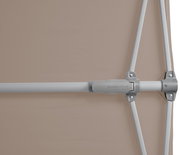 Nahaufnahme eines Sonnenschirms mit silbernem Gestänge und beigem Stoff, seitliche Perspektive.