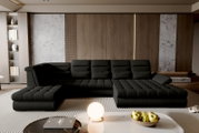 Modernes schwarzes, niedriges U-förmiges Lounge-Sofa mit gesteppter Sitzfläche und verstellbaren Rückenlehnen in einem eleganten Wohnzimmer, Perspektive: frontale Ansicht auf Augenhöhe.