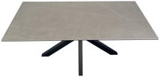 Moderne eettafel met grijs tafelblad en zwart metalen onderstel, gezien van bovenaf.