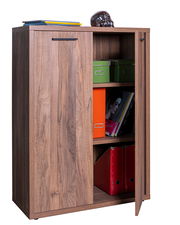 Holzschrank mit zwei Türen, teilweise geöffnet, zeigt bunte Ordner und Boxen im Inneren, Perspektive von vorne.