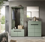 Modernes Flur-Garderoben-Set in Salbeigrün mit Garderobenpaneel, Hutablage und Haken, Sitzbank mit Stauraum sowie passender Kommode und Wandspiegel; frontale Perspektive.