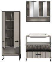 Moderne Badkombination mit Spiegelschrank, Waschbeckenunterschrank und Hochschrank in Frontansicht