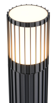 Moderne Außen-Sockelleuchte mit vertikalen Streben, leuchtend, aus seitlicher Perspektive fotografiert.