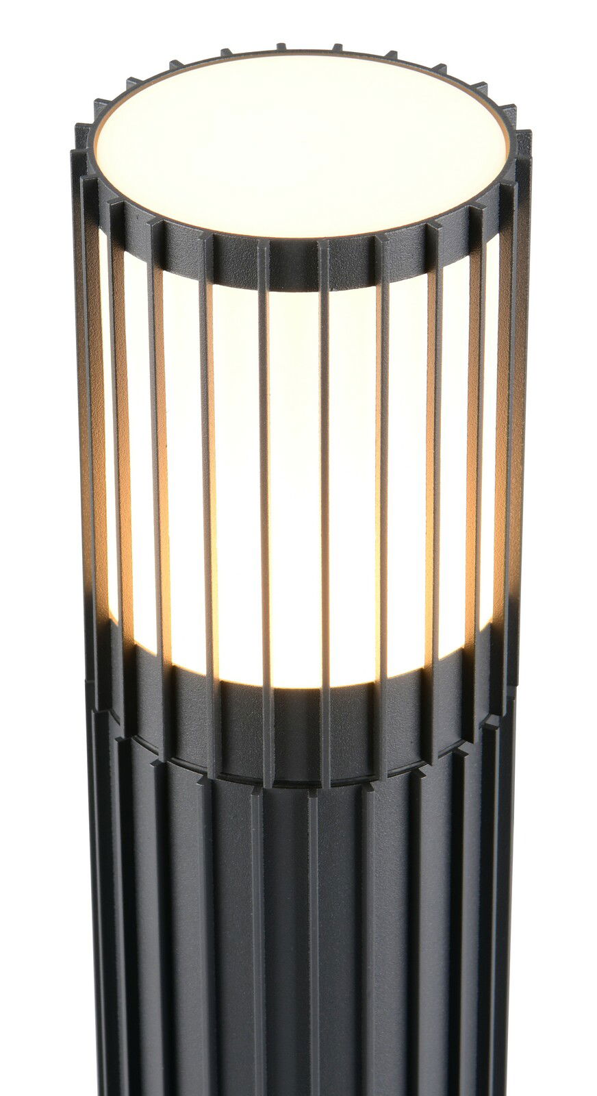 Moderne Außen-Sockelleuchte mit vertikalen Streben, leuchtend, aus seitlicher Perspektive fotografiert.