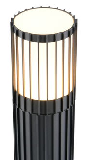 Moderne Außen-Sockelleuchte mit vertikalen Streben, leuchtend, aus seitlicher Perspektive fotografiert.