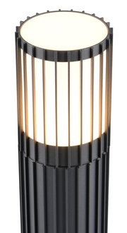 Moderne buitenplintlamp met verticale steunen, verlicht, gefotografeerd vanuit een zijdelingse hoek.