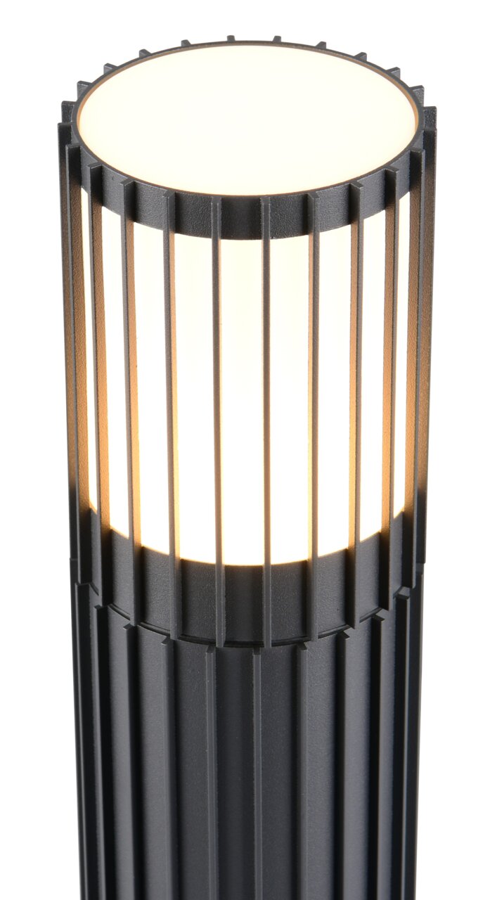 Moderne buitenplintlamp met verticale steunen, verlicht, gefotografeerd vanuit een zijdelingse hoek.