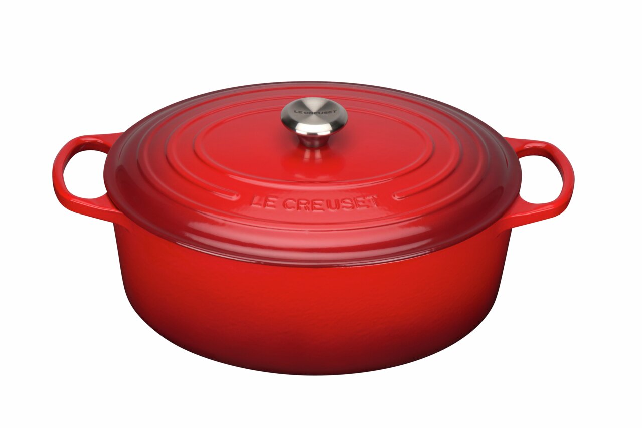 LE CREUSET Bräter Oval 35cm Kirschrot Roter ovaler Bräter mit Deckel und seitlichen Griffen, Ansicht von schräg oben