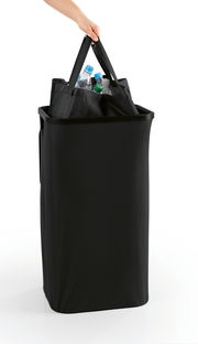 Schwarzer Pfandflaschen Sammelbehälter mit Tragegriffen, gefüllt mit Plastikflaschen, aus der Frontalperspektive.