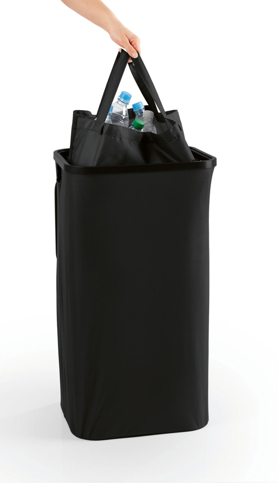 Schwarzer Pfandflaschen Sammelbehälter mit Tragegriffen, gefüllt mit Plastikflaschen, aus der Frontalperspektive.