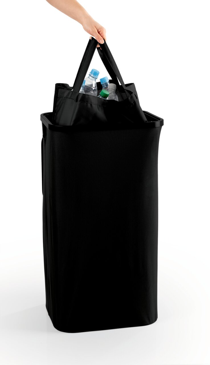 Schwarzer Pfandflaschen Sammelbehälter mit Tragegriffen, gefüllt mit Plastikflaschen, aus der Frontalperspektive.