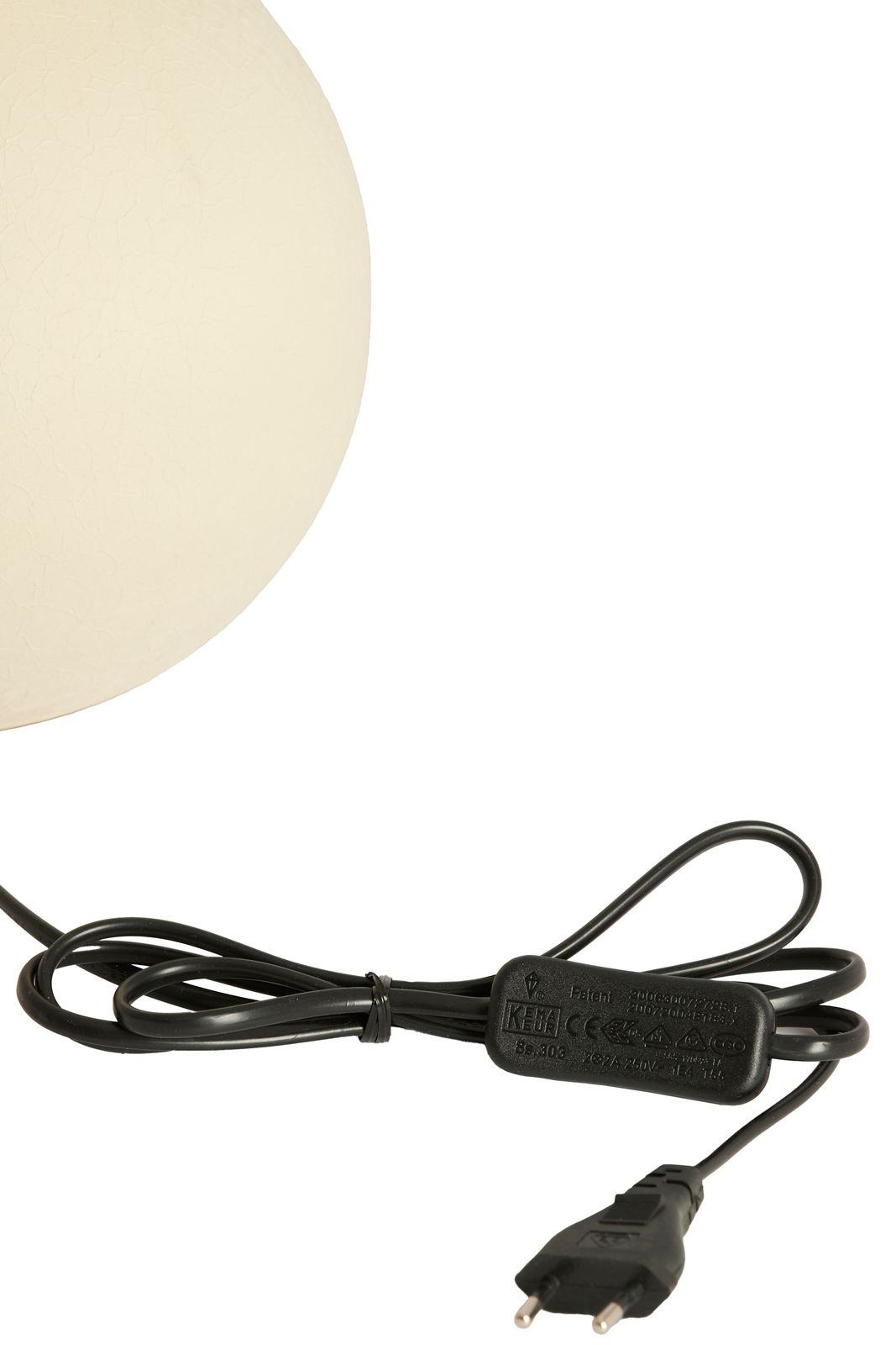 Light&Living Lampenfuß BENAO Nahaufnahme eines weißen Lampenfußes mit schwarzem Kabel und Stecker, seitliche Perspektive