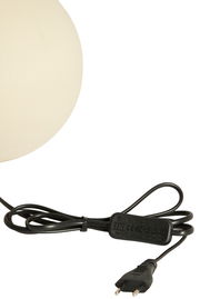 Nahaufnahme eines weißen Lampenfußes mit schwarzem Kabel und Stecker, seitliche Perspektive