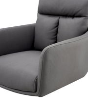 Grauer Armlehnstuhl EMMA aus Stoff, Nahaufnahme von der Seite