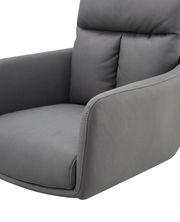 Grauer Armlehnstuhl EMMA aus Stoff, Nahaufnahme von der Seite