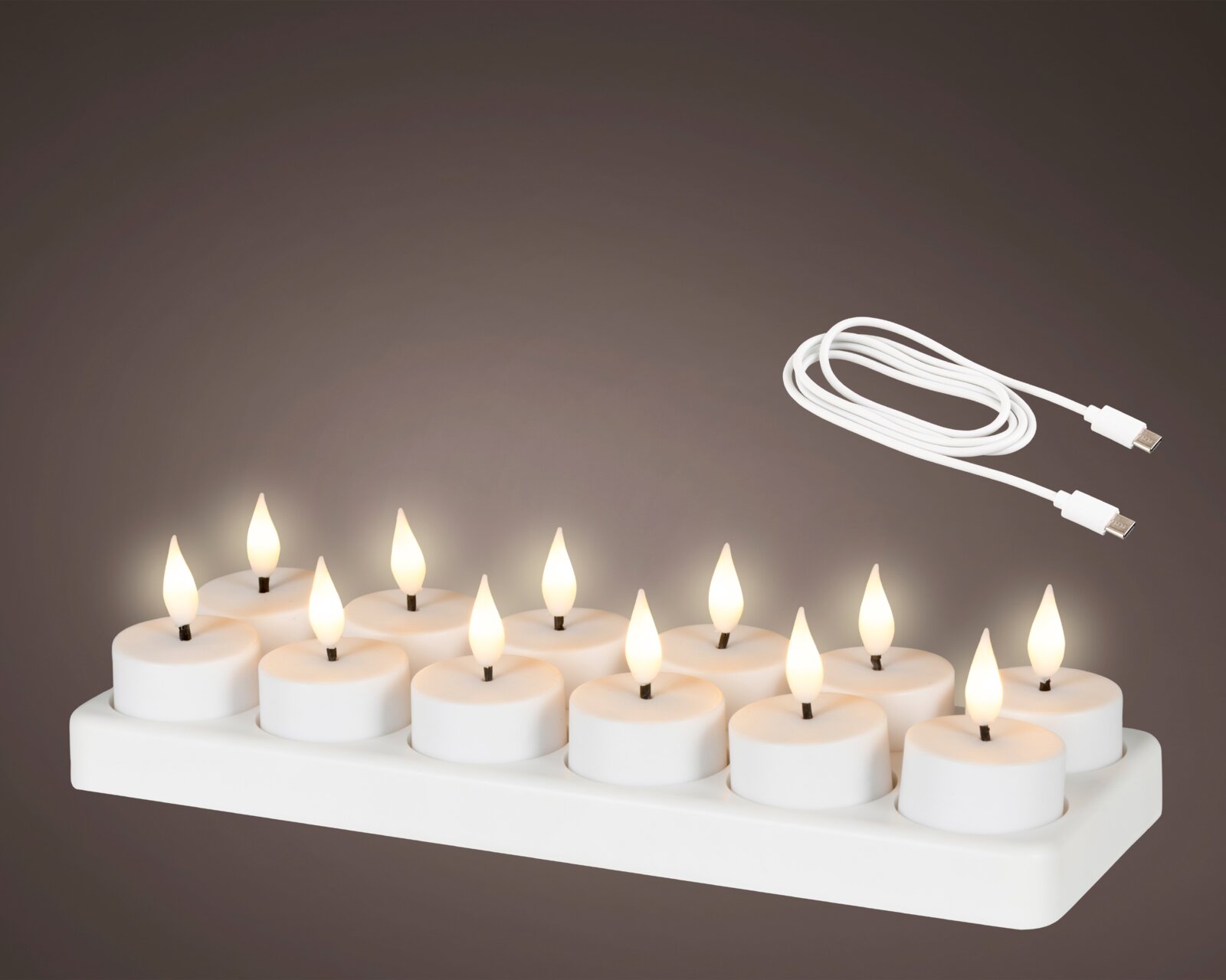 Witte oplaadbare LED-theelichtjes met warmwitte vlammen en USB-kabel, schuin van voren en licht van boven weergegeven