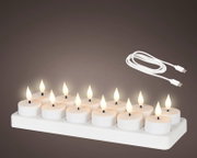 Witte oplaadbare LED-theelichtjes met warmwitte vlammen en USB-kabel, schuin van voren en licht van boven weergegeven