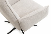 Close-up van een relaxfauteuil met een lichtgrijze stoffen bekleding en een zwart metalen onderstel, gezien vanaf de zijkant.