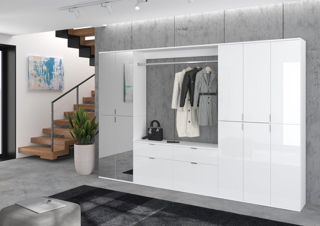 Moderner weißer Hochschrank mit glänzender Oberfläche, offene Garderobe mit hängenden Mänteln, seitliche Perspektive