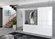 Moderner weißer Hochschrank mit glänzender Oberfläche, offene Garderobe mit hängenden Mänteln, seitliche Perspektive
